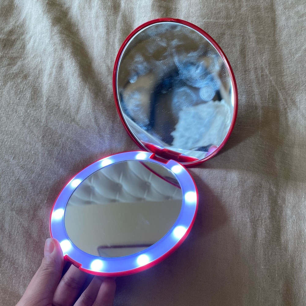 Light up compact mirror